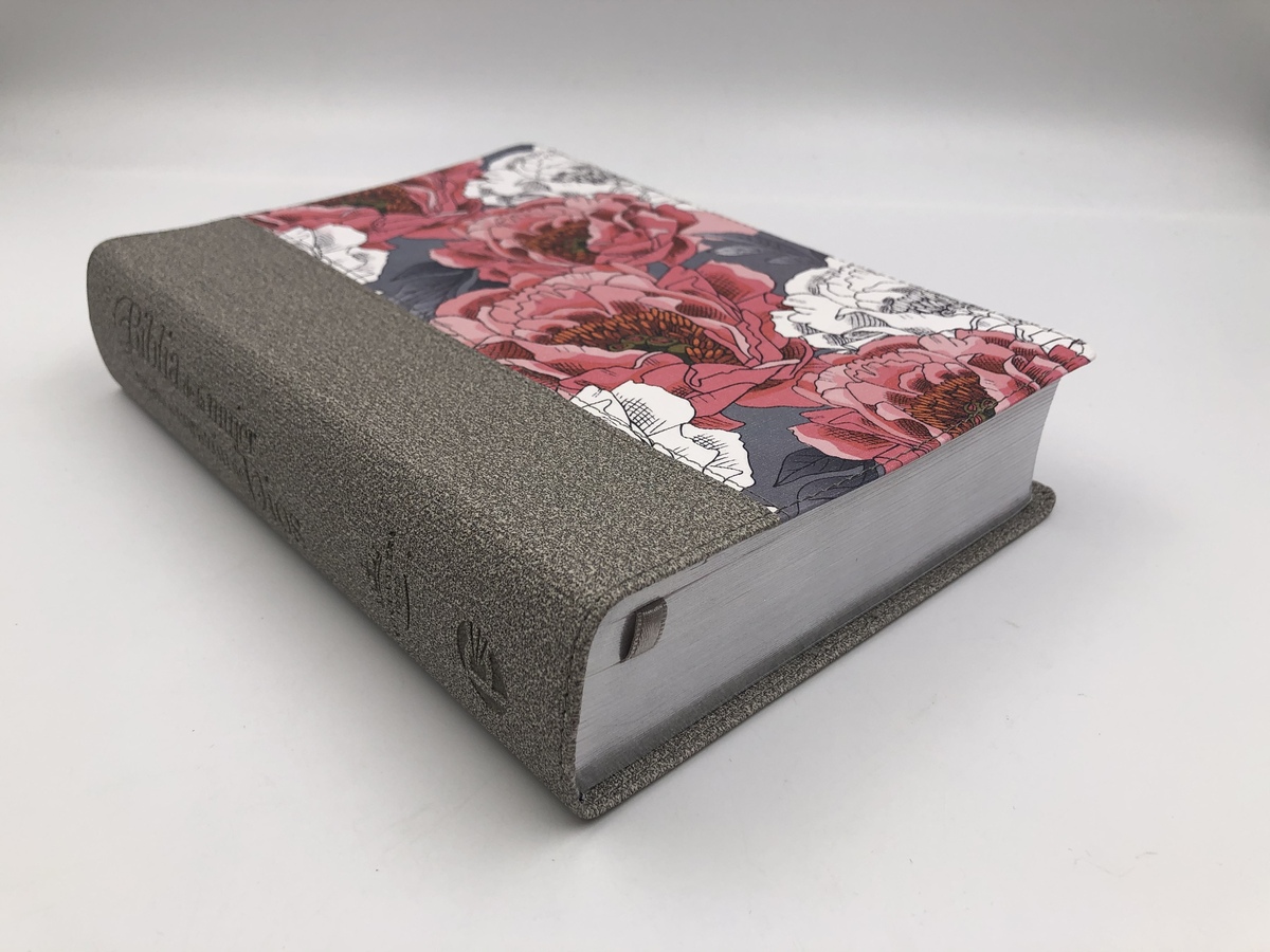 BIBLIA DE LA MUJER CONFORME AL CORAZON DE DIOS / RVR 1960 / EDICION PASTA FLORES - Imagen 4